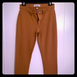 Calvin Klein jeans/ jeggings.